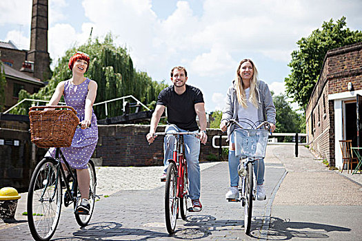朋友,骑,自行车,运河,东方,伦敦,英国