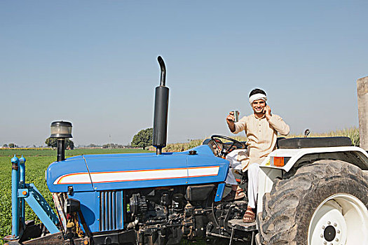 农民,驾驶,拖拉机,交谈,手机,土地,印度