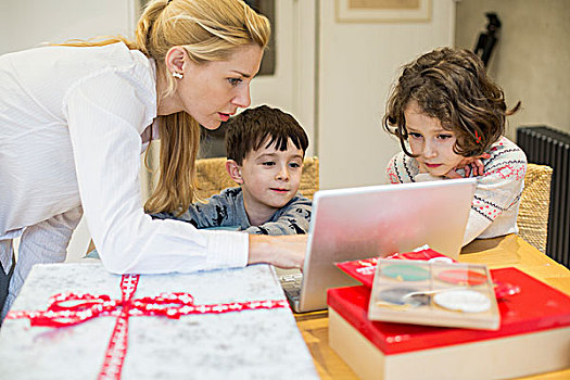 两个孩子,母亲,看,笔记本电脑,显示屏,厨房用桌