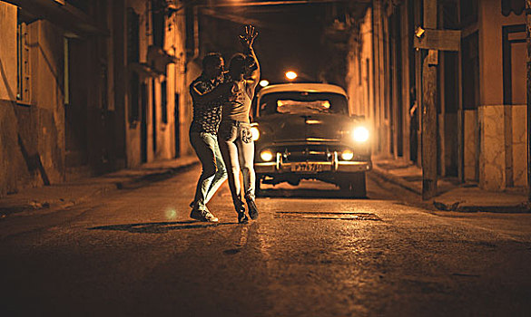 一个,男人,女人,跳舞,一起,正面,经典,50年代,汽车,街道,夜晚