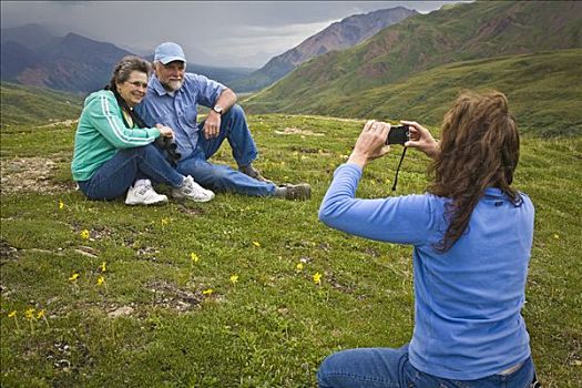 夫妻,照相,中年,女人,苔原,河,区域,德纳里峰国家公园,阿拉斯加,夏天