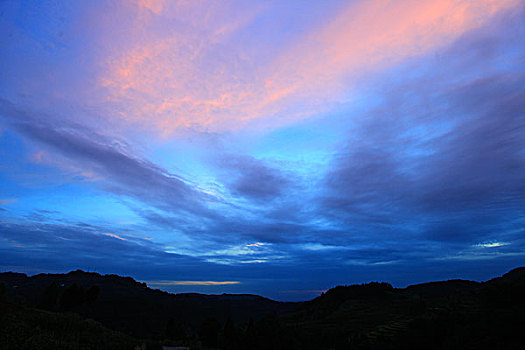 深蓝色傍晚天空