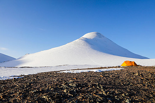 雪山风光里的帐篷