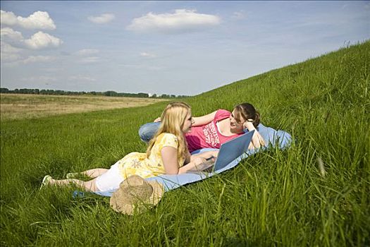 两个女孩,笔记本电脑,躺着,毯子,草地