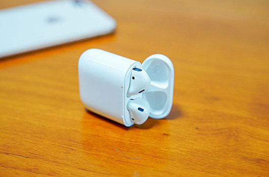 苹果无线蓝牙耳机airpods,二代,及充电盒