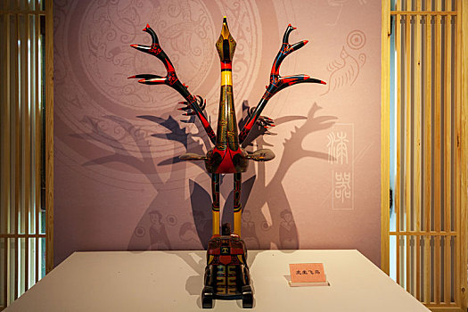 凤座鸟架鼓和凤凰木雕漆器