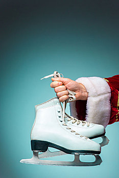 手,圣诞老人,拿着,冰鞋,蓝色背景,背景
