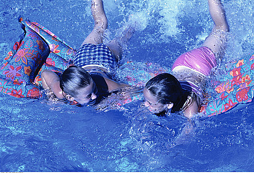 两个女孩,漂浮器具,游泳池