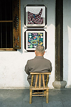男人,坐,椅子,面对,墙壁,框架,绘画,后视图