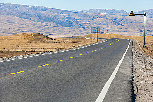 中国西部荒野道路