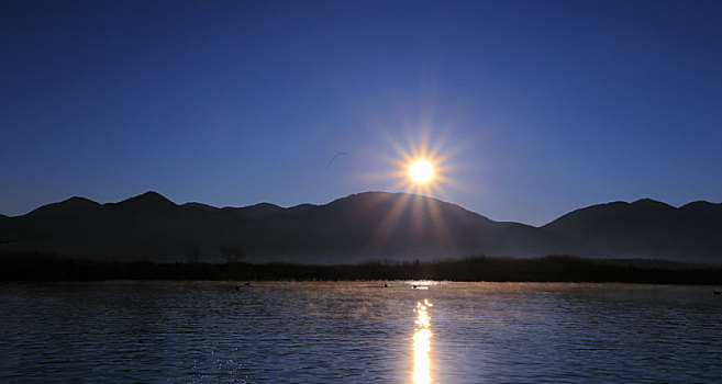 泸沽湖湖心岛日出