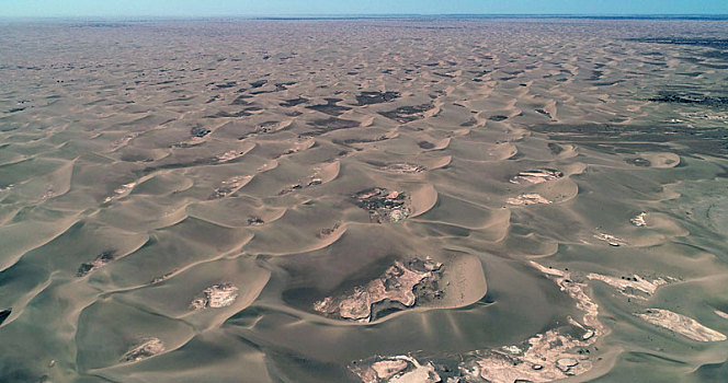 内蒙古,航拍雨后巴丹吉林沙漠美景