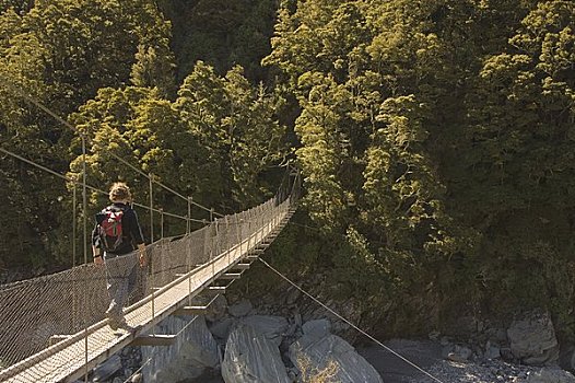 男人,穿过,步行桥,河,渴望,国家公园,奥塔哥,瓦纳卡,新西兰