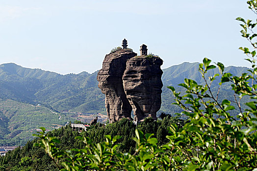 河北承德双塔山山巅岩柱之上辽代古塔奇观