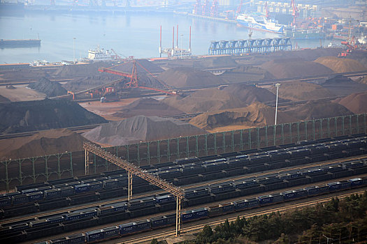 山东省日照市,薄雾里的港口生产繁忙有序