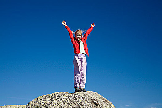女孩,站立,伸展手臂,岩石上,塞文山脉,国家公园,法国,欧洲