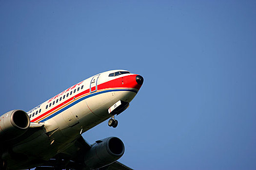 四川航空公司的客机正在重庆江北国际机场降落