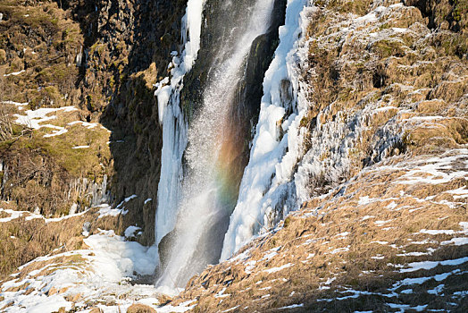冬季冰岛的斯科加瀑布和彩虹