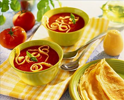 西红柿汤,薄烤饼