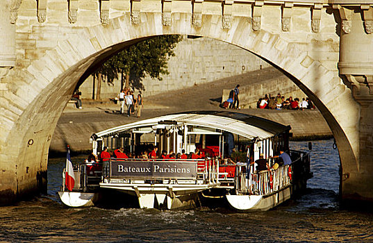 游船,巴黎新桥,白天