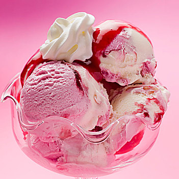 树莓,香草冰淇淋,树莓酱,奶油,特写