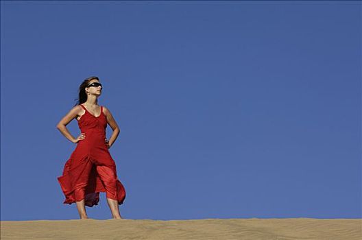 女孩,红裙,沙滩,沙丘,张望,远景