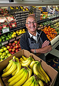 一个,男人,站立,杂货店,旁侧,展示,新鲜水果,蔬菜