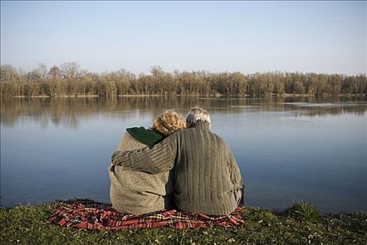 老年,夫妻,坐,地毯,河,后视图
