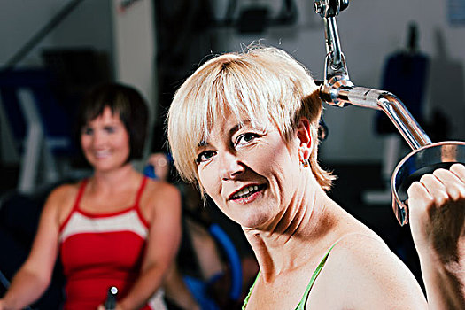 老年,女人,健身房,举重,拉拽,机器,练习