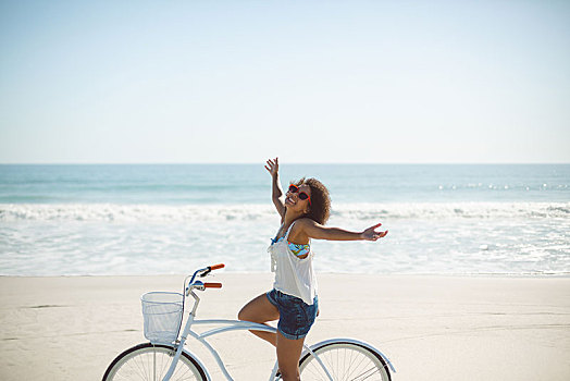 女人,骑自行车,伸展胳膊,海滩