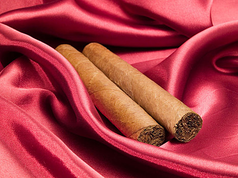 两个,雪茄,红色,绸缎
