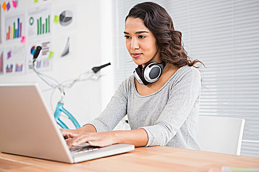 年轻,职业女性,看,笔记本电脑,耳机,颈部,办公室