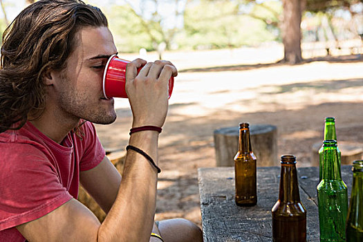 男人,喝,啤酒,一次性用品,玻璃杯,公园