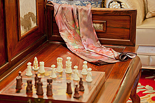 中式太师椅上的国际象棋