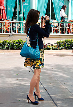 女青年,游客,蓝色,手包,录像,城市街道