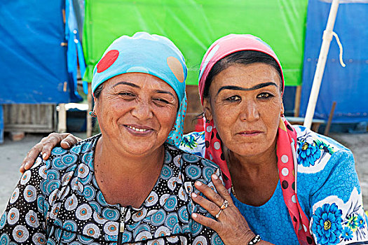 两个女人,乌兹别克斯坦,亚洲