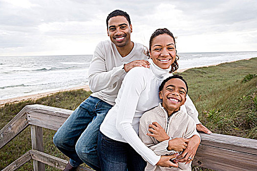 美国黑人,家庭,微笑,搂抱,海滩