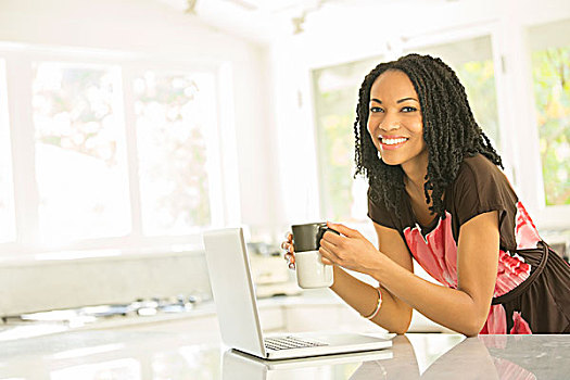 女人,微笑,头像,喝咖啡,笔记本电脑,厨房