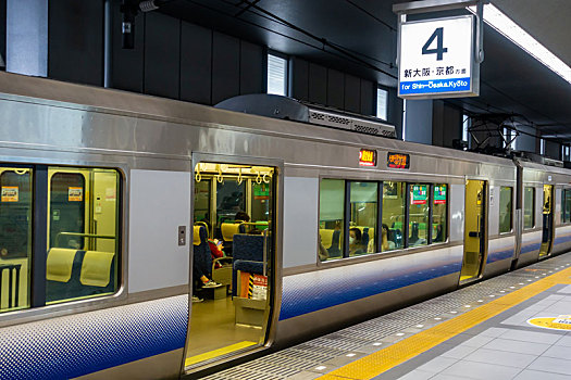 列车正停靠在日本关西机场站的月台等待按时发车