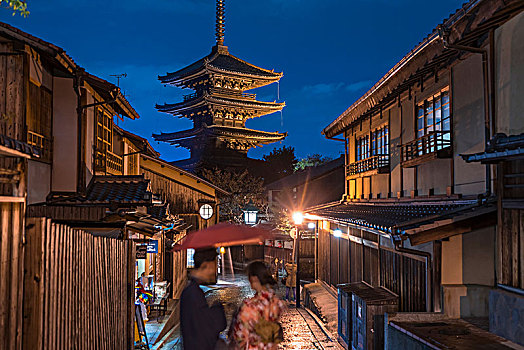 日本,情侣,传统服饰,站立,街道,夜晚,塔,背景