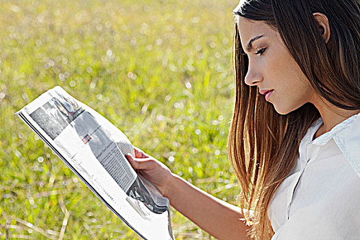 女青年,读,报纸,土地