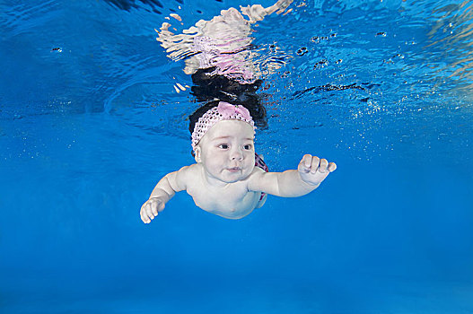 婴儿,女孩,学习,游泳,水下,游泳池,乌克兰,欧洲