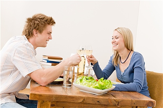 幸福伴侣,享受,葡萄酒,吃饭,沙拉,厨房