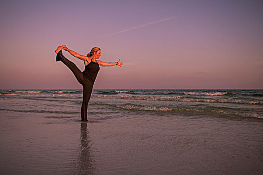 成年,女人,练习,瑜伽姿势,海滩,日落