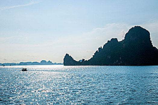 越南广宁鸿基市下龙湾海上石林