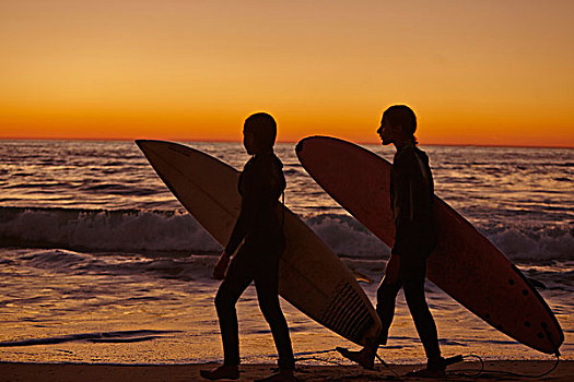 两个女孩,走,海滩,日落,冲浪板