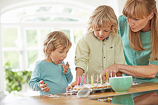 母亲,儿子,制作,杯形蛋糕,厨房