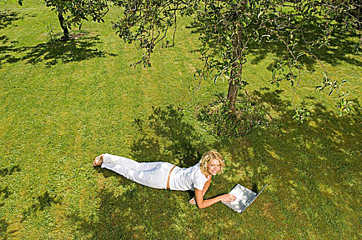 俯拍,中年,女人,躺着,草,笔记本电脑