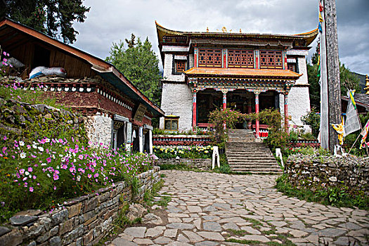 西藏林芝巴松错湖心寺庙