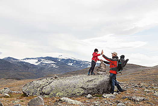 男人,儿子,高,上方,累石堆,山景,尤通黑门山,国家公园,洛姆,奥普兰,挪威